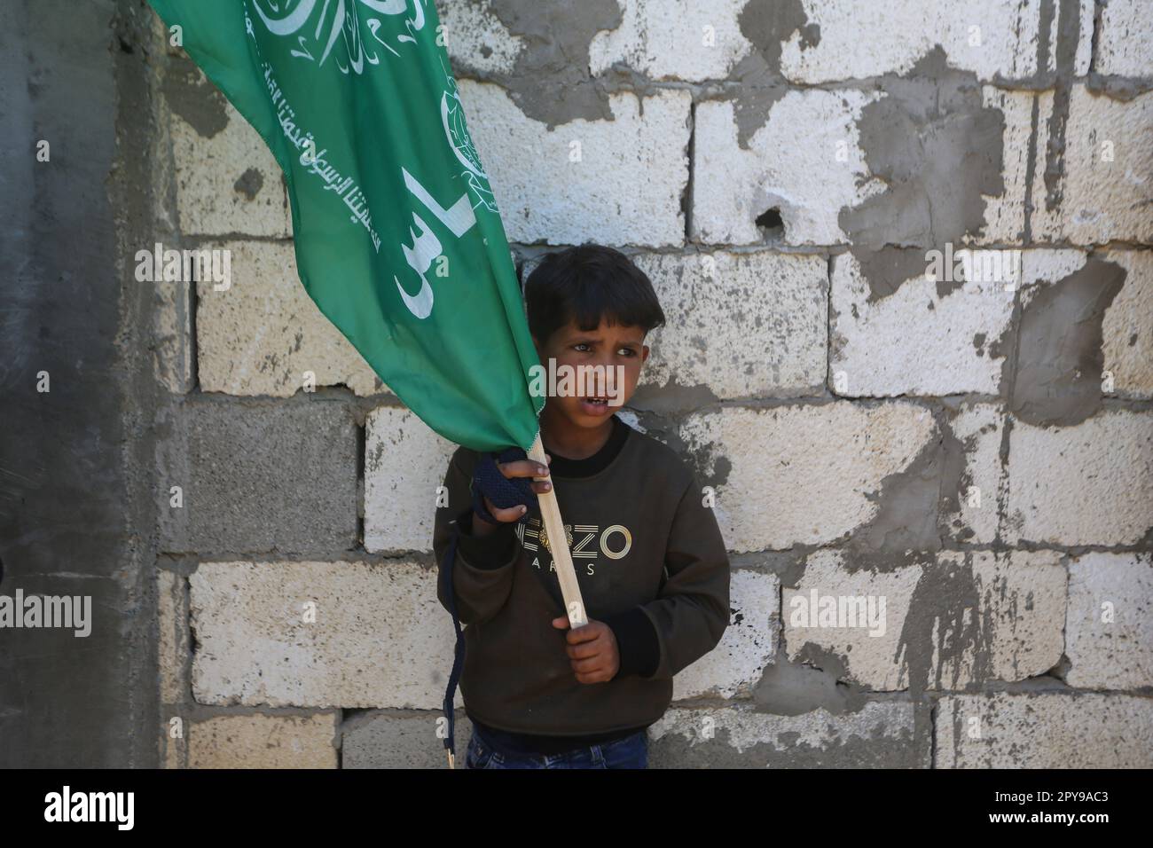Gaza, Territoires palestiniens. 03rd mai 2023. Un enfant palestinien porte un drapeau lors des funérailles d'un homme qui a été tué lors d'une frappe aérienne israélienne. L'armée israélienne a échangé des tirs avec les militants de Gaza dans le cadre d'une flambée de violence à la suite de la mort d'un attaquant palestinien de la faim en détention israélienne. Credit: Mohammed Talatene/dpa/Alay Live News Banque D'Images