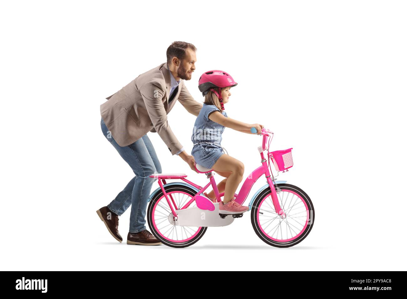 Photo de profil d'un père enseignant à une fille de monter un vélo isolé sur fond blanc Banque D'Images