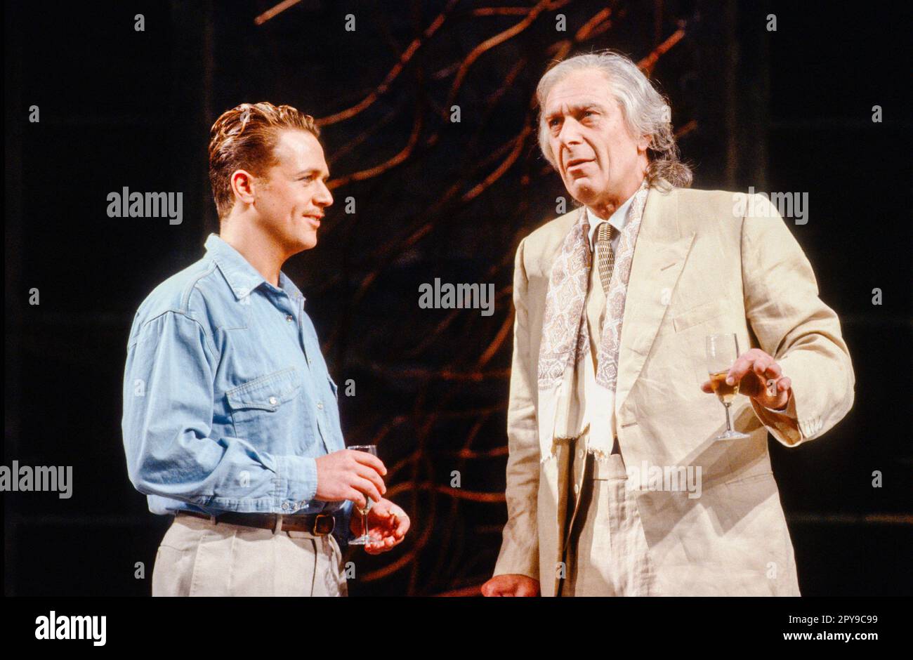 l-r: Michael ball (Alex Dillingham), Kevin Colson (Sir George Dillingham) dans LES ASPECTS DE L'AMOUR au Prince of Wales Theatre, Londres W1 17/04/1989 musique et livre d'Andrew Lloyd Webber paroles: Don Black & Charles Hart conception: Maria Bjornson éclairage: Andrew Bridge chorégraphie: Gillian Lynne réalisateur: Trevor Nunn Banque D'Images