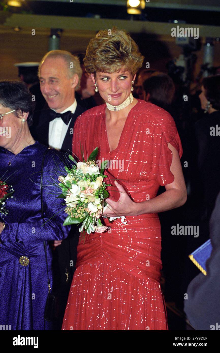 Photo du dossier datée du 18/11/91, de Diana, princesse de Galles, au cinéma Odeon, Leicester Square, Londres, pour la représentation royale de « Hot Shots ». Trois robes appartenant à la princesse Diana, princesse de Galles, exposées à l'exposition princesse Diana - mode de la garde-robe de la princesse du peuple, au Musée des icônes de style de Newbridge, Co Kildare, sera sous le marteau à Julien's Auctions à Los Angeles cet été. Date de publication : mercredi 3 mai 2023. Banque D'Images