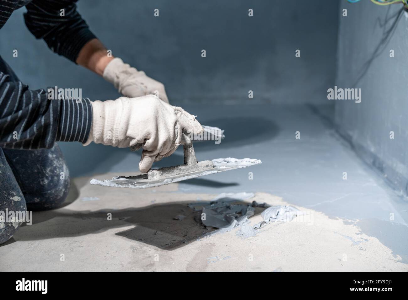 travaux de maçonnerie avec une truelle sur le chantier de construction Banque D'Images