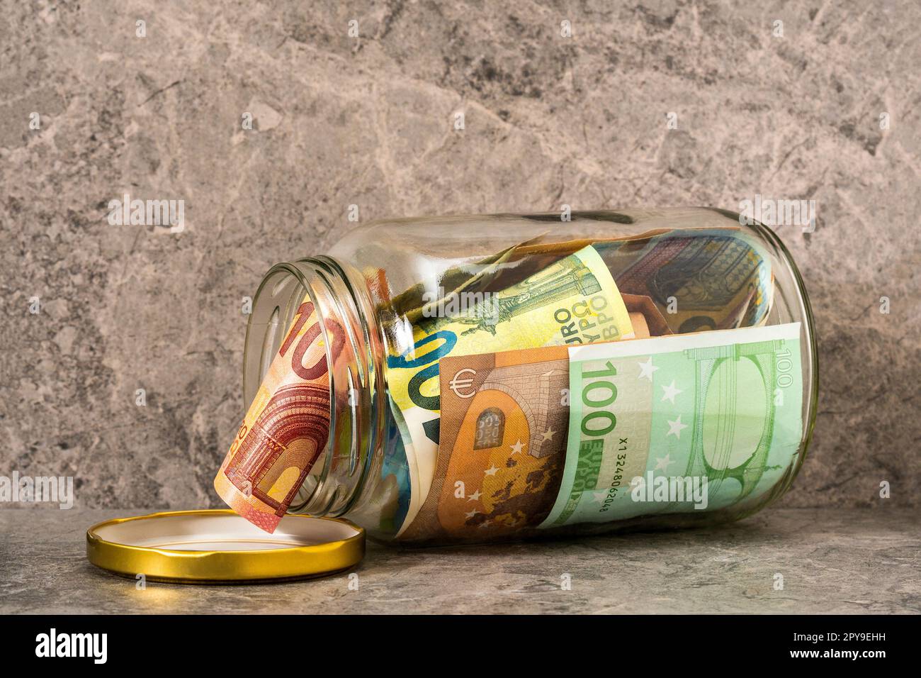 Pot en verre avec économies en euro Banque D'Images