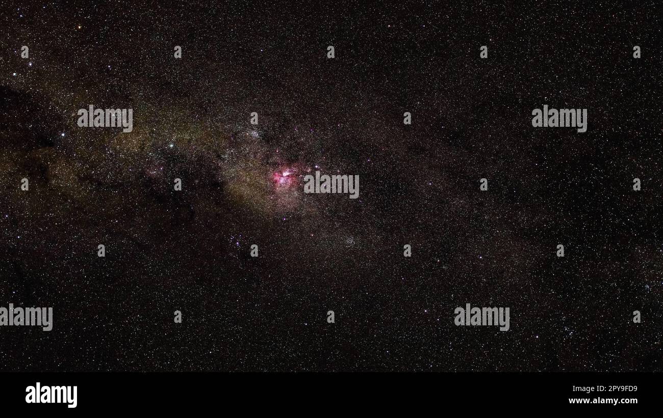 Ciel nocturne du sud, de nombreuses étoiles avec voie lactée autour du Crux et de la constellation de Vela, rouge violet Grande nébuleuse de Carina au milieu visible Banque D'Images