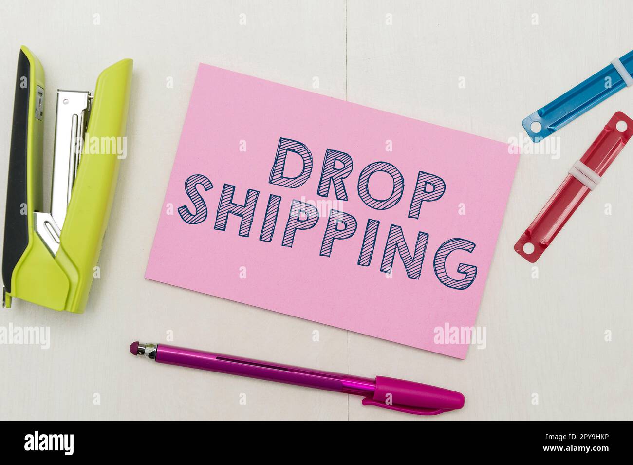 Présentation conceptuelle Drop Shipping. Idée commerciale d'envoyer des marchandises d'un fabricant directement à un client au lieu du faire au détaillant Banque D'Images
