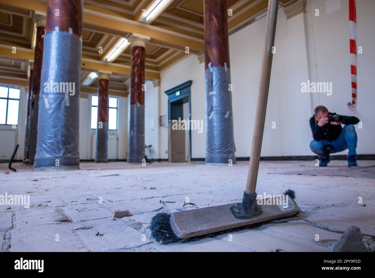 Schwerin, Allemagne. 03rd mai 2023. Un balai se tient dans une salle d'exposition en cours de reconstruction au Musée Staatliches Schwerin. Le musée, connu pour son importante collection de peintures hollandaises de l'ancien Maître de l'âge d'or, est un site de construction depuis 2021. Aujourd'hui, les travaux de rénovation seront plus longs de deux ans que prévu et coûteront plusieurs millions d'euros de plus. Credit: Jens Büttner/dpa/Alay Live News Banque D'Images