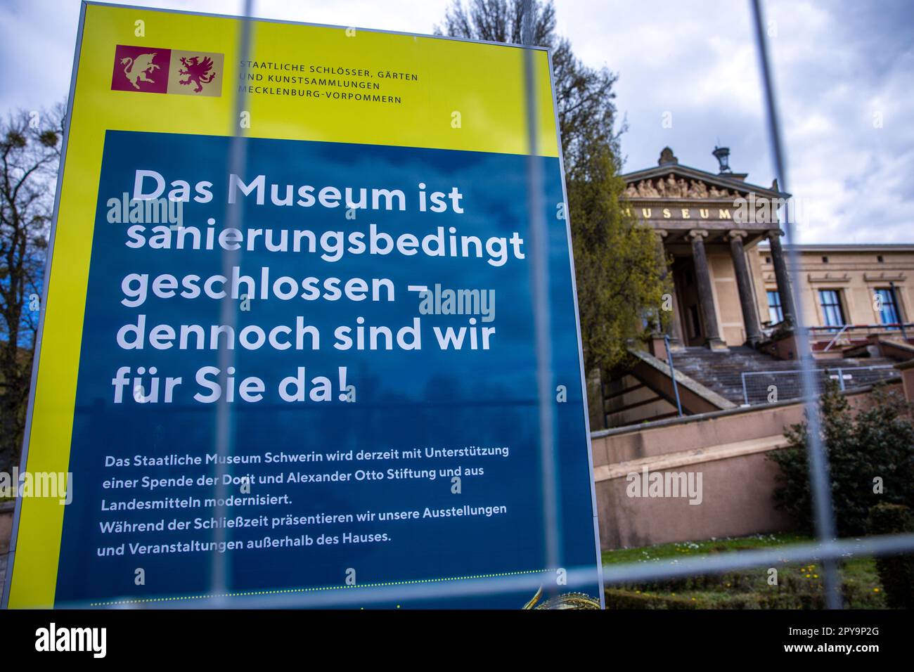 Schwerin, Allemagne. 03rd mai 2023. Le bâtiment du Musée Staatliches Schwerin est fermé pour travaux de construction. Le musée, connu pour son importante collection de peintures hollandaises de l'ancien Maître de l'âge d'or, est un site de construction depuis 2021. Aujourd'hui, les travaux de rénovation seront plus longs de deux ans que prévu et coûteront plusieurs millions d'euros de plus. Credit: Jens Büttner/dpa/Alay Live News Banque D'Images