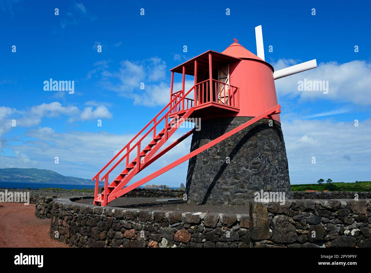 Moulin, zone de culture, patrimoine mondial de l'UNESCO, Moinho do Frade, région viticole du Verdelho, Pico, Açores, Portugal Banque D'Images