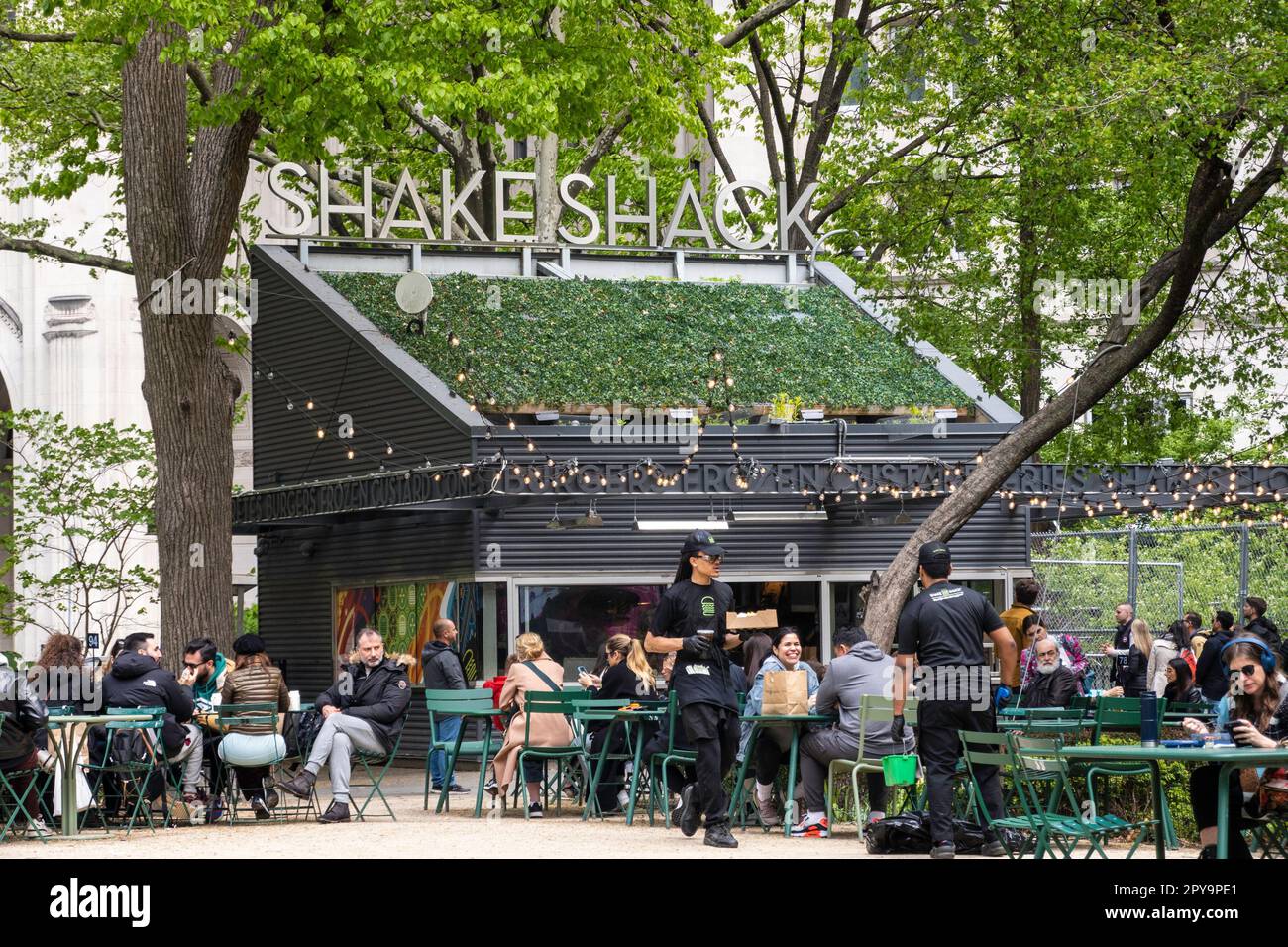 Le Shake Shack de Madison Square Park est un endroit populaire pour dîner  en plein air, 2023, New York City, États-Unis Photo Stock - Alamy