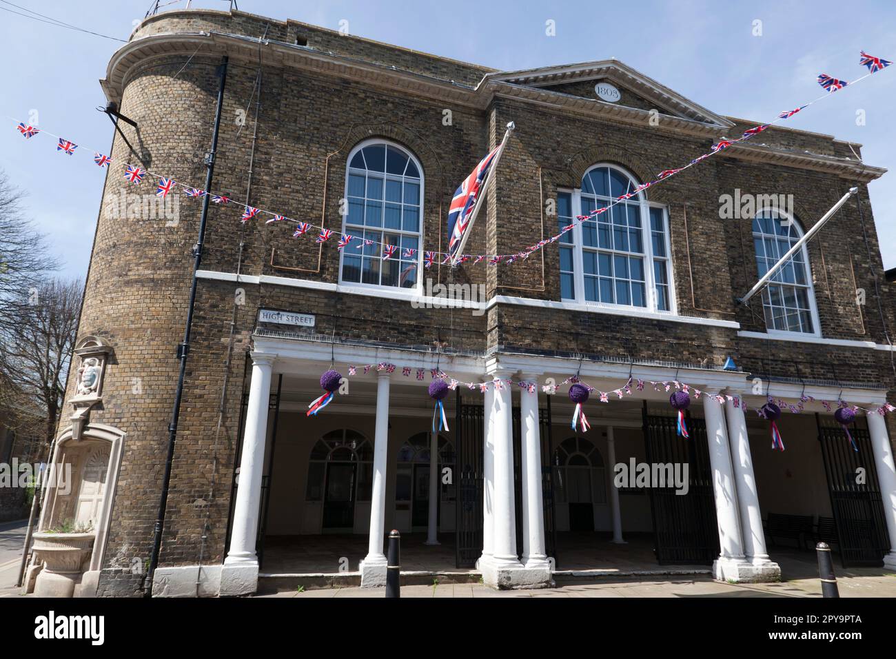 Union Jack Bunting and Decorations, à l'hôtel de ville de Deal, à Deal High Street, en préparation du couronnement du roi Charles III. Banque D'Images