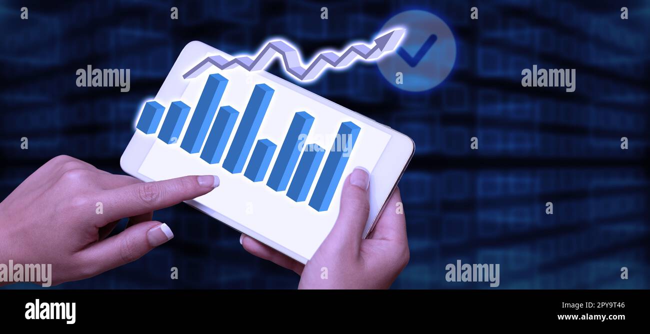 Deux mains tenant le téléphone portable et appuyez sur à l'écran. Téléphone portable présentant de nouvelles technologies futuristes. Palmiers portant le téléphone portable Affichage d'idées virtuelles innovantes tardives. Banque D'Images