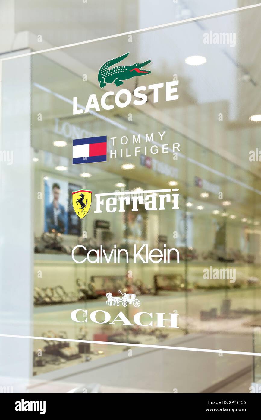 Ho Chi Minh ville, Vietnam - 1 mai 2023: Logos de différentes marques sur une montre de luxe boutique signe commercial. Liste des différents noms de sociétés célèbres sur Banque D'Images