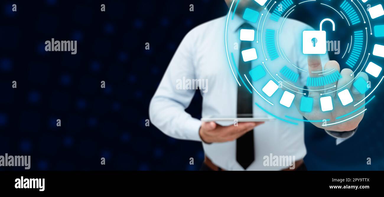 Homme tenant la tablette en main et touchant le système de sécurité avec le doigt. Adulte présentant Digital tounding Business Computer System.homme d'affaires debout Banque D'Images