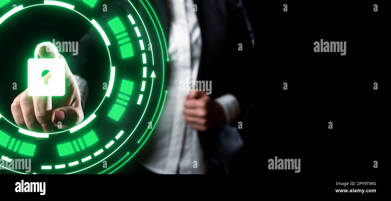 Dame en costume debout pointant sur le bouton virtuel. Affichage de l'interface graphique futuriste. Femme en uniforme pressant sur le dispositif d'écran présentant les technologies virtuelles modernes. Banque D'Images