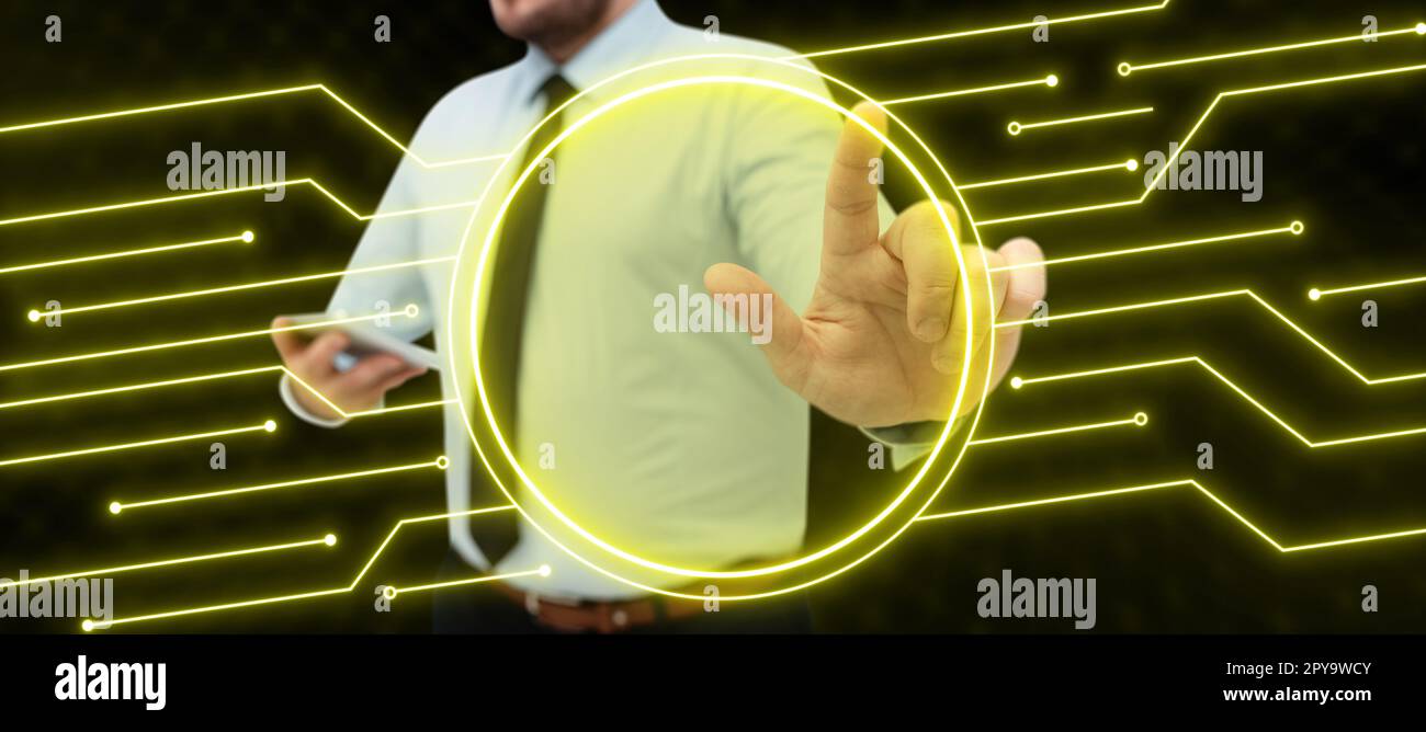 Homme dans la chemise de bureau satinding et tenant le téléphone portable. Homme d'affaires appuyant sur le bouton virtuel avec son doigt. Déverrouiller, allumer. Lueur colorée futuriste. Banque D'Images