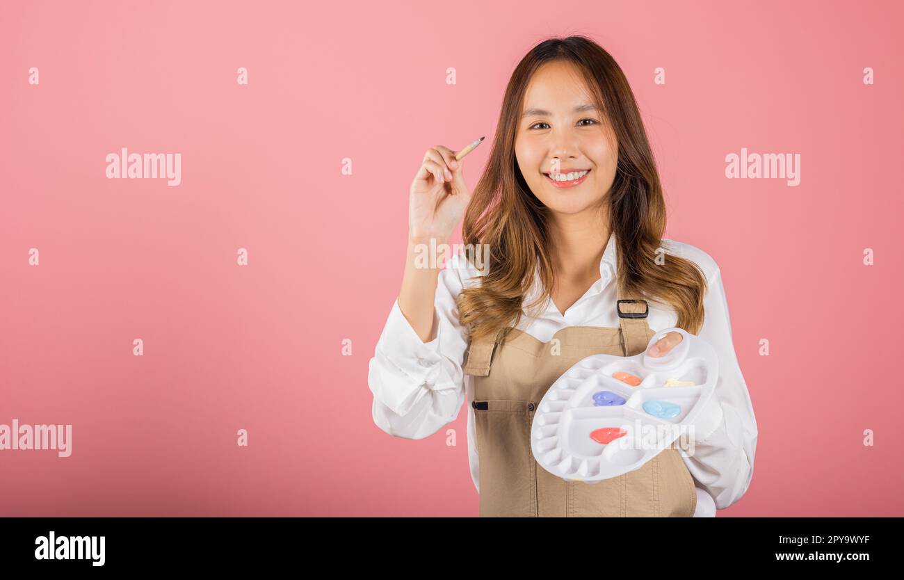 Portrait asiatique jeune femme artiste tenant la brosse et la palette de peinture Banque D'Images