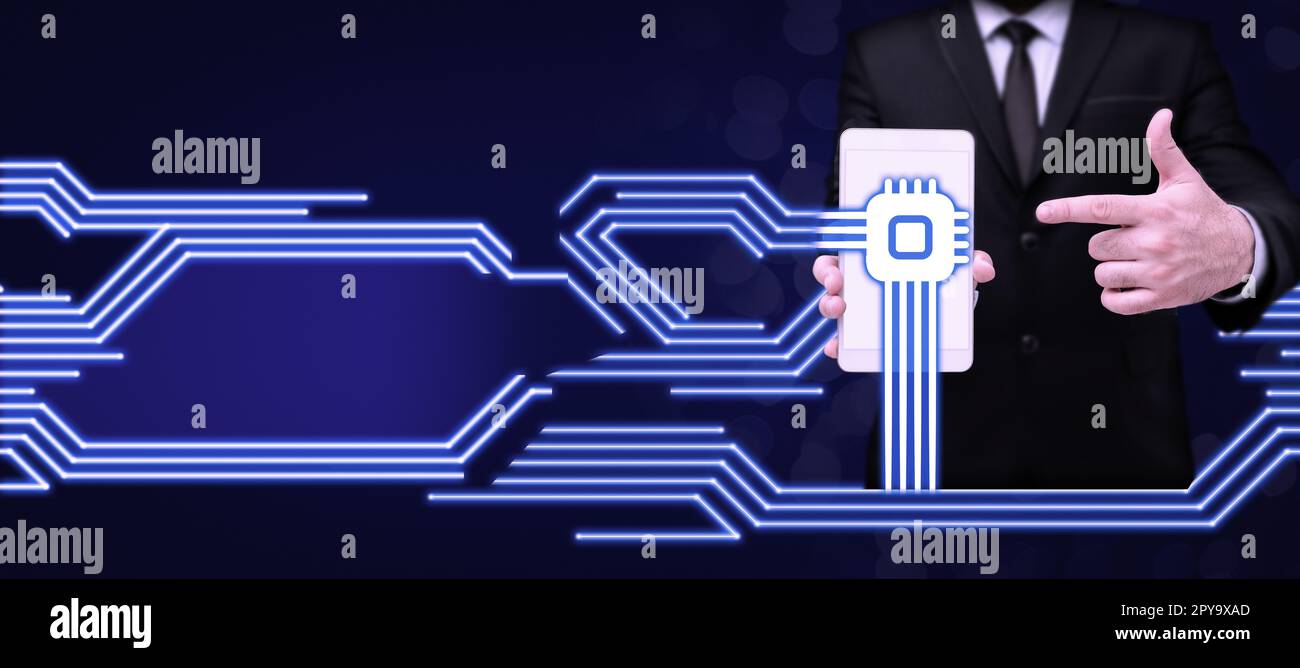 Homme tenant le téléphone portable pointant vers l'écran montrant la technologie futuriste. Homme d'affaires présentant le téléphone portable à l'intérieur de la salle présentant l'automatisation moderne. Banque D'Images