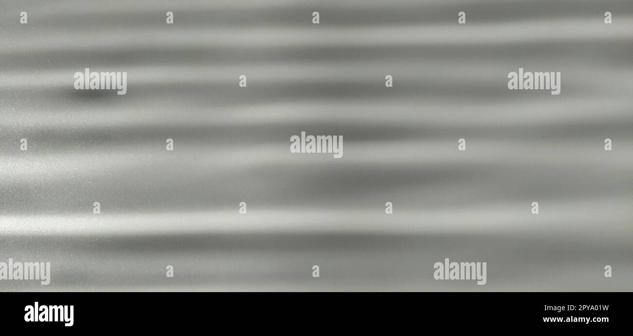 arrière-plan gris à rayures horizontales floues. Jeu de lumière et d'ombre. Faisceaux lumineux. Nuances de gris et d'argent avec points blancs et étoiles brillantes. Banque D'Images