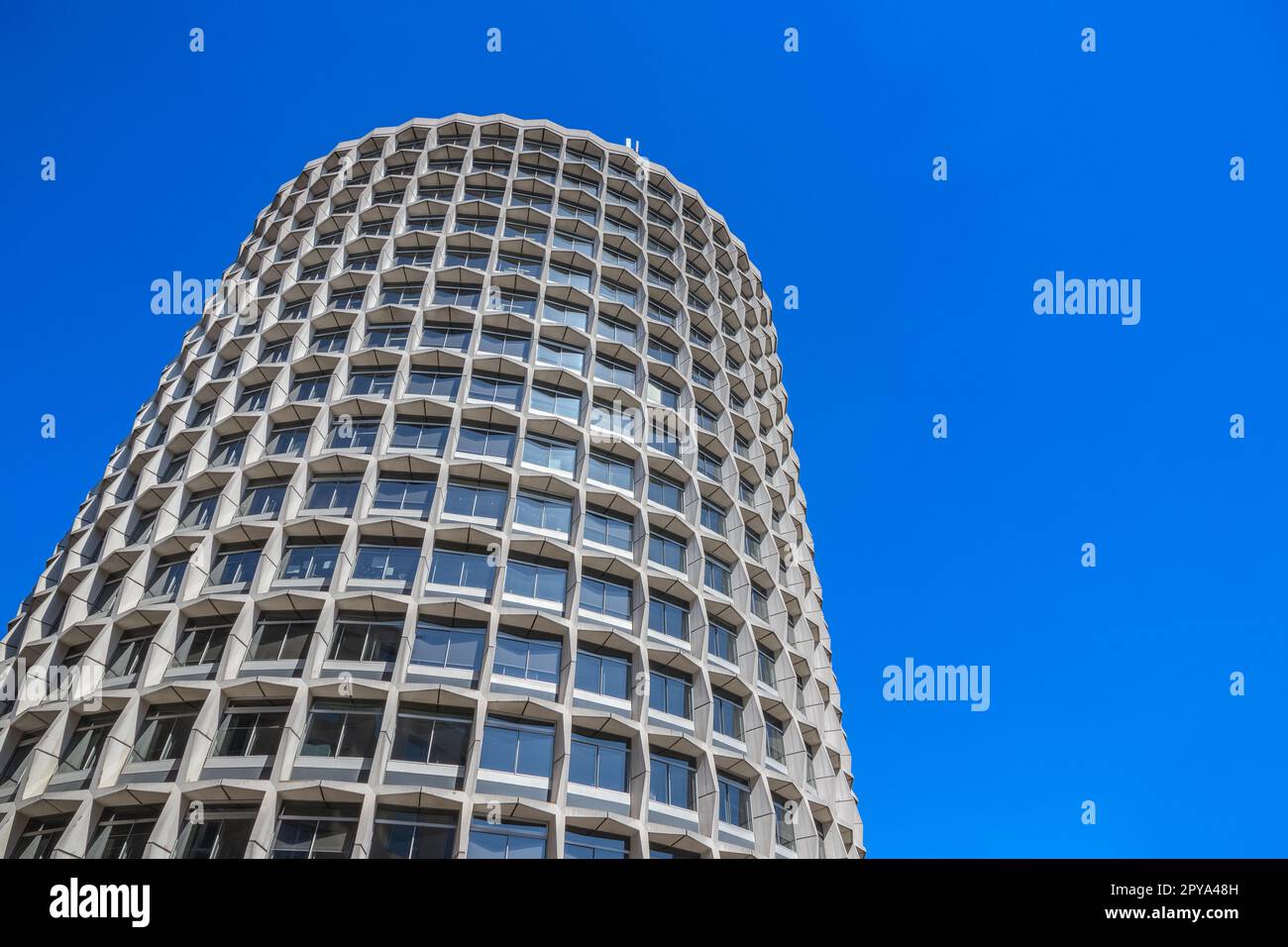 Extérieur de One Kemble Street, alias Space House, à Londres contre ciel bleu sans nuages Banque D'Images