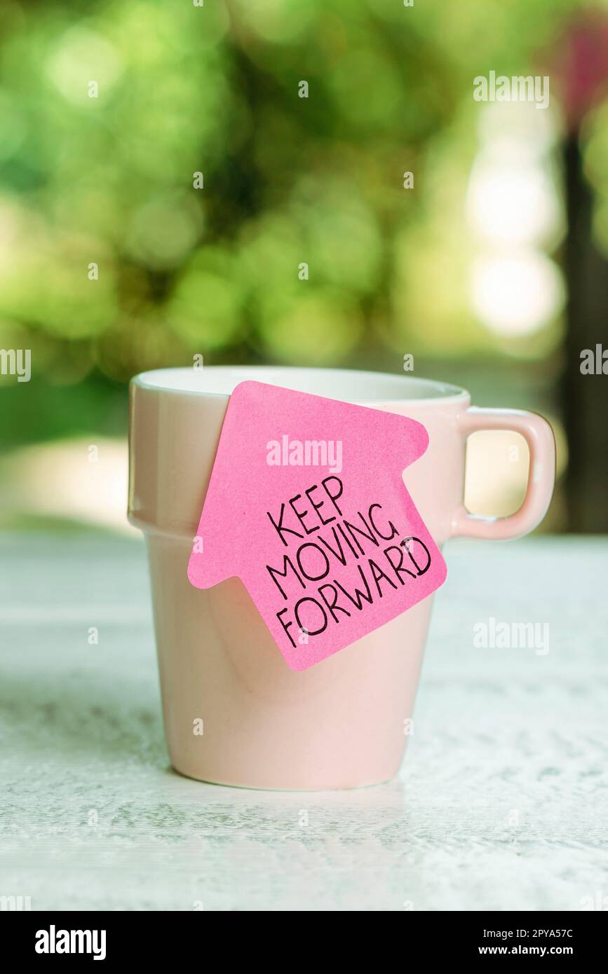 Légende de présentation aller de l'avant. Approche d'entreprise invitation n'importe qui ne complexant pas les choses ou les questions Banque D'Images