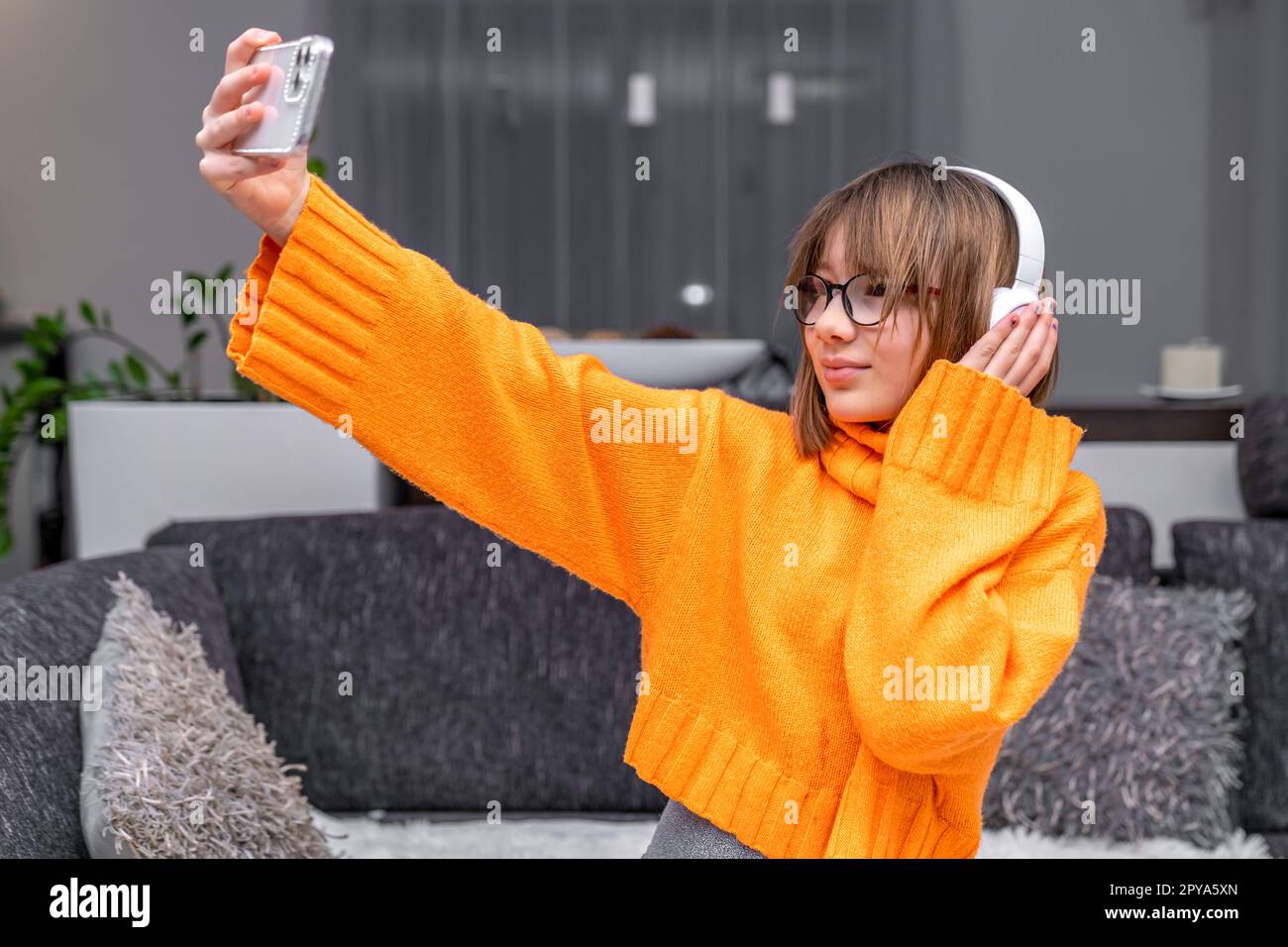 l'enfant prend le selfie avec un smartphone, l'éducation en ligne à domicile Banque D'Images