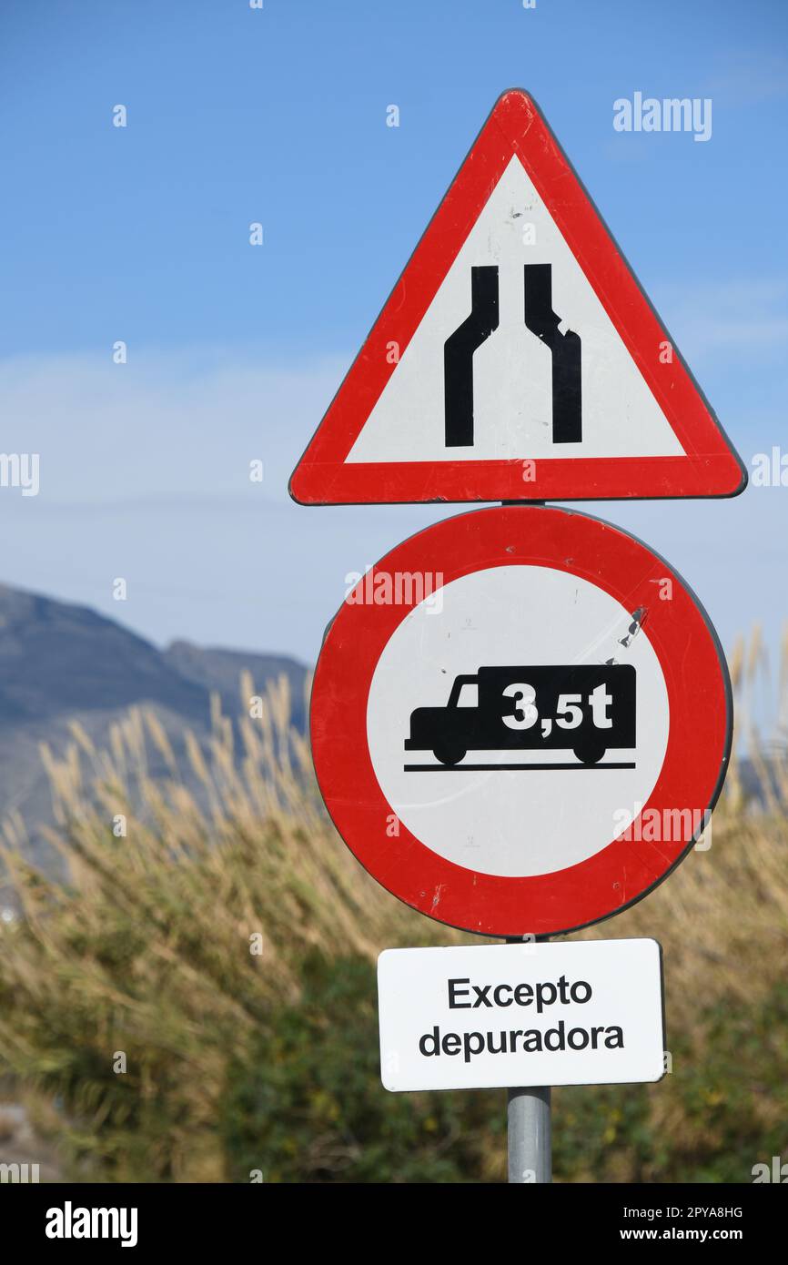 Panneau de signalisation : « rétrécissement et interdiction pour les véhicules de plus de 3,5 t, à l'exception de la station d'épuration », province d'Alicante, Costa Blanca, Espagne Banque D'Images