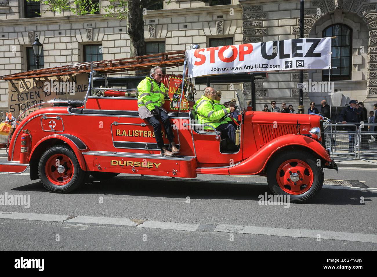 Londres, Royaume-Uni. 03rd mai 2023. Les manifestants se sont enfumés dans une voiture de pompiers d'époque le long de Whitehall à Westminster, dans le centre de Londres, avec un panneau « Top ULEZ » contre l'expansion de la zone d'émission ultra-faible (ULEZ). Credit: Imagetraceur/Alamy Live News Banque D'Images