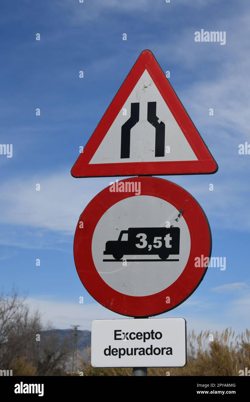 Panneau de signalisation : « rétrécissement et interdiction pour les véhicules de plus de 3,5 t, à l'exception de la station d'épuration », province d'Alicante, Costa Blanca, Espagne Banque D'Images
