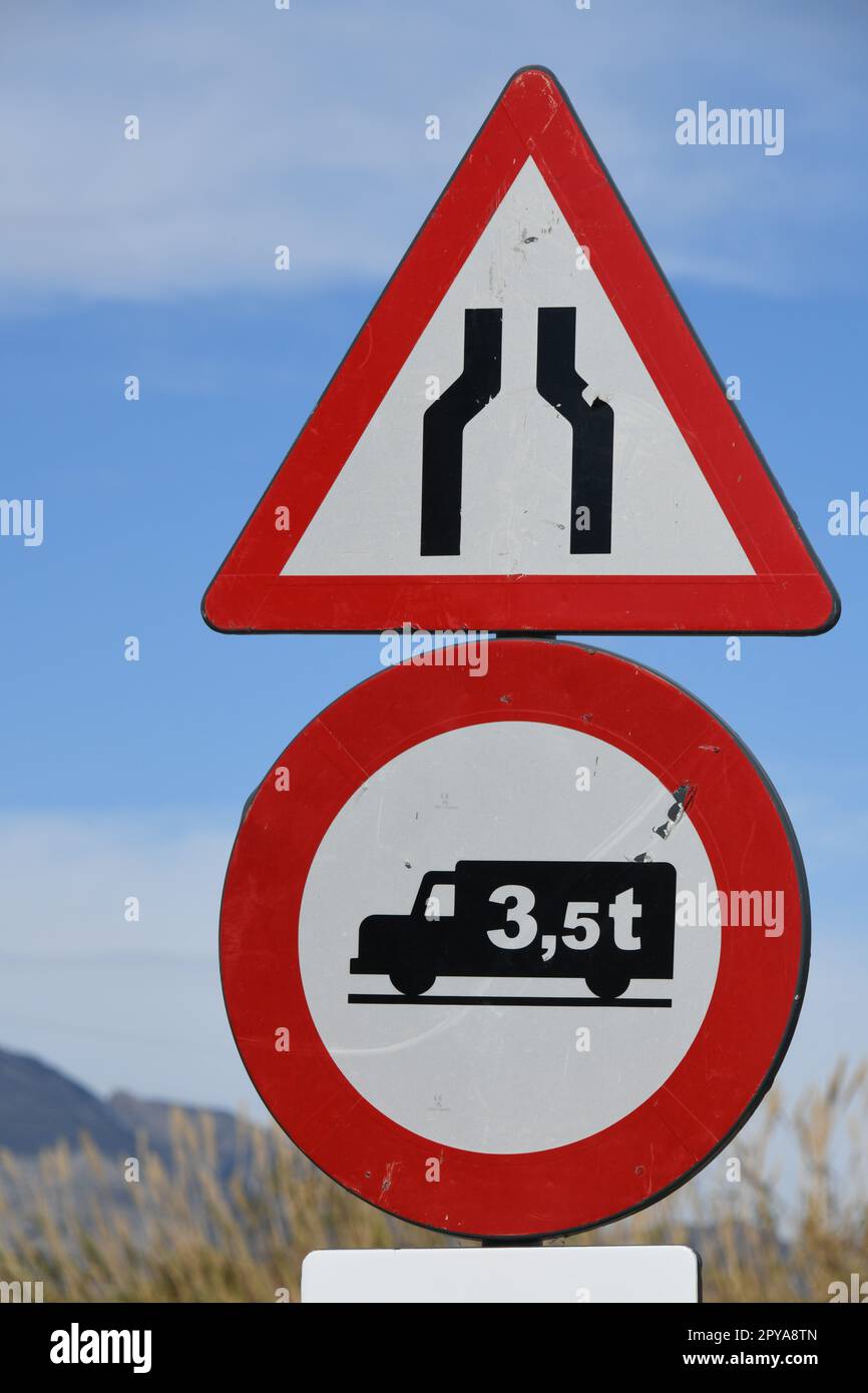Panneau de signalisation : 'rétrécissement et interdit pour les véhicules de plus de 3,5 t', province d'Alicante, Costa Blanca, Espagne Banque D'Images