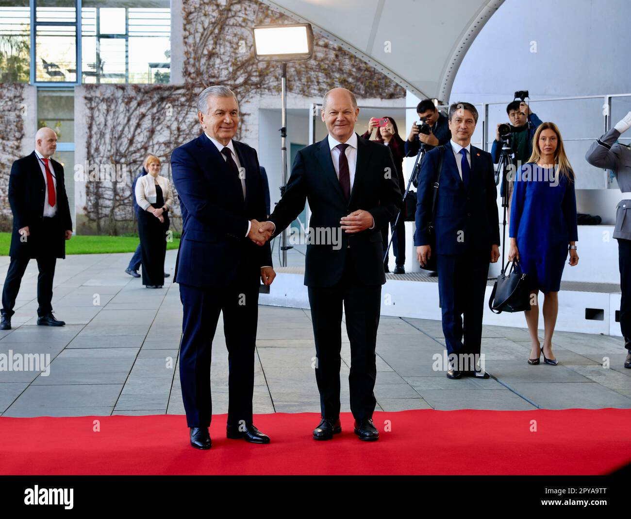 Berlin, Allemagne, 2 mai 2023. Le chancelier allemand OLAF Scholz reçoit le président de la République d'Ouzbékistan, Shavkat Mirziyoyev. Banque D'Images