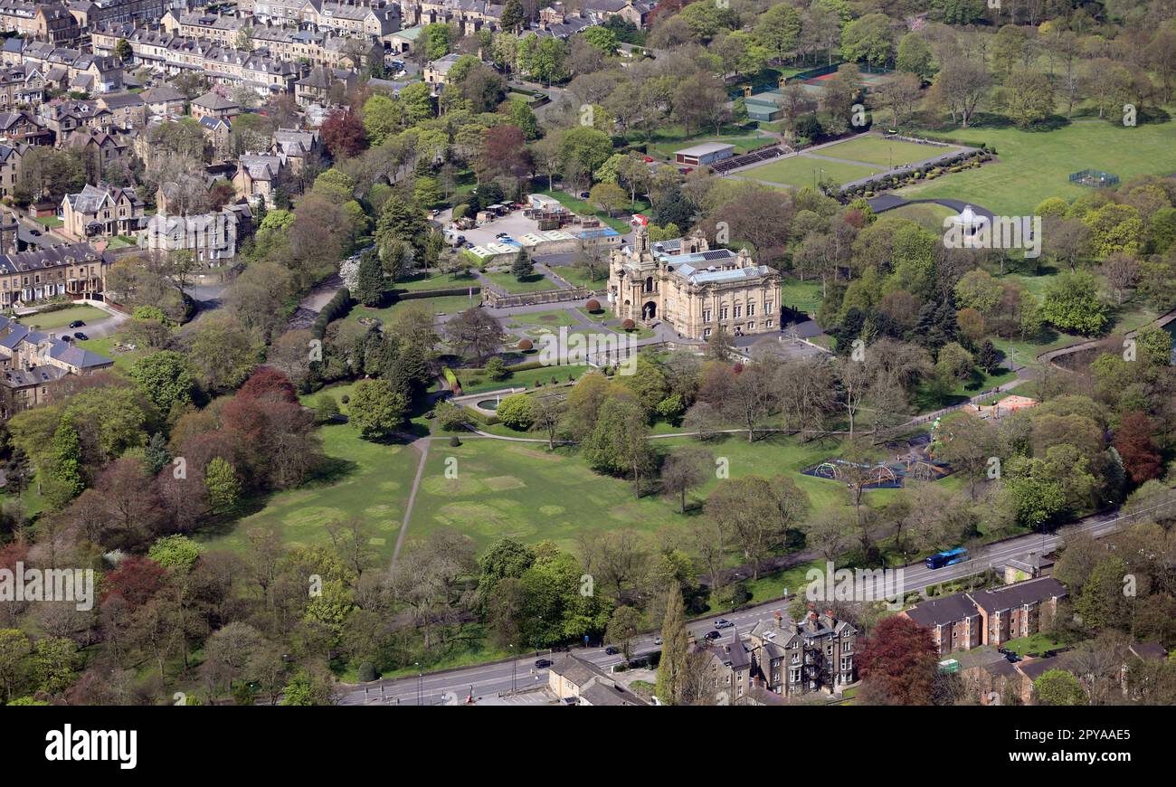 Vue aérienne de Lister Park à Bradford, avec galerie d'art Cartwright Hall en vue, West Yorkshire Banque D'Images
