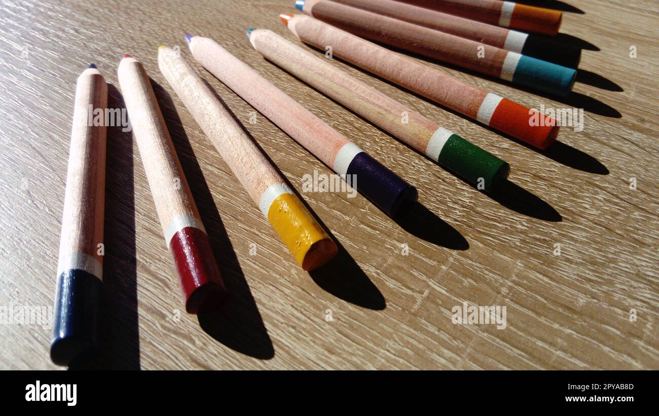 Sur une table en bois sont des crayons de couleur épais en bois pour dessiner Banque D'Images