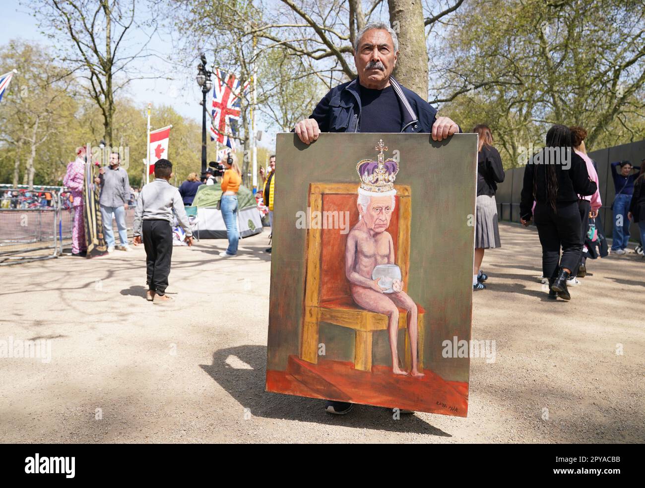 L'artiste politique Kaya Mar avec son dernier tableau sur le Mall, près du centre de Londres, devant le couronnement du roi Charles III le samedi 6 mai. Date de la photo: Mercredi 3 mai 2023. Banque D'Images