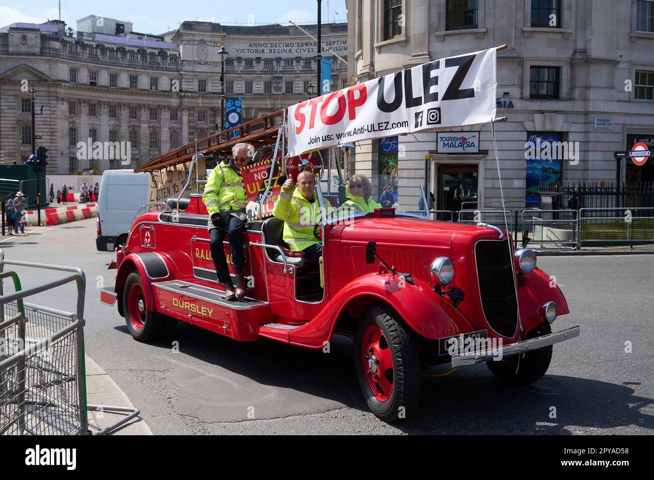 Londres, Royaume-Uni . 3 mai 2023 . Manifestants photographiés lors d'une manifestation anti ULEZ tenue à Trafalgar Square. Crédit : Alan D West/Alay Live News Banque D'Images