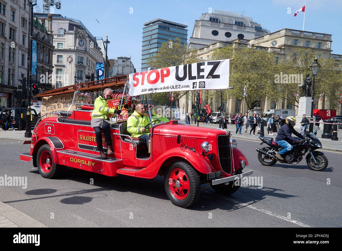 Londres, Royaume-Uni . 3 mai 2023 . Manifestants photographiés lors d'une manifestation anti ULEZ tenue à Trafalgar Square. Crédit : Alan D West/Alay Live News Banque D'Images