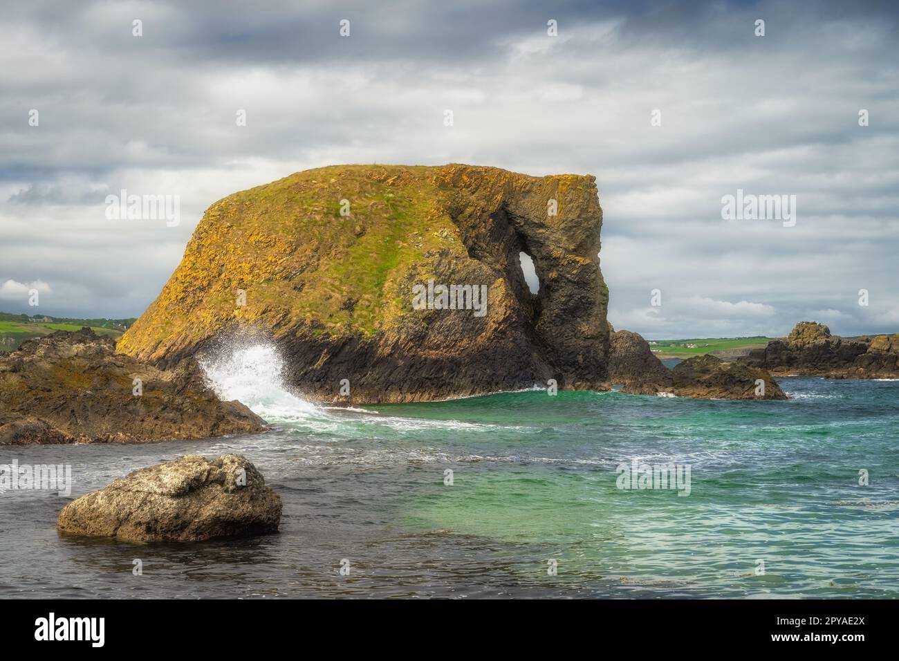 Elephant Rock avec des vagues éclaboussantes et de l'eau turquoise en Irlande du Nord Banque D'Images