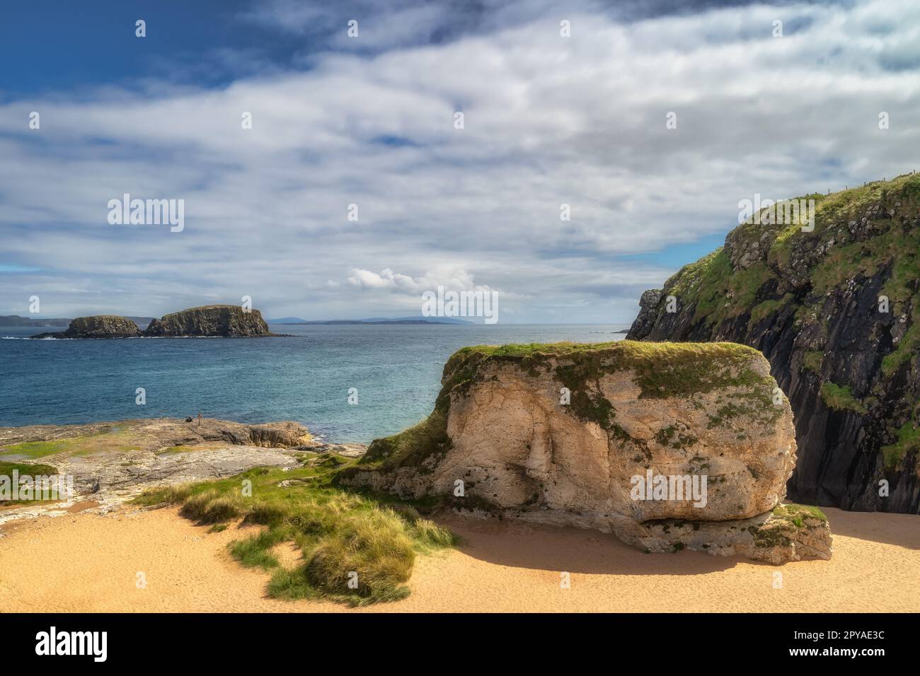 Whit rochers, falaises et plage de sable à Ballintoy Harbour, Irlande du Nord Banque D'Images