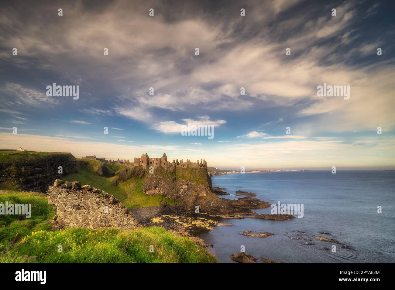 Ruines du château de Dunluce situé sur le bord de la falaise, Irlande du Nord Banque D'Images