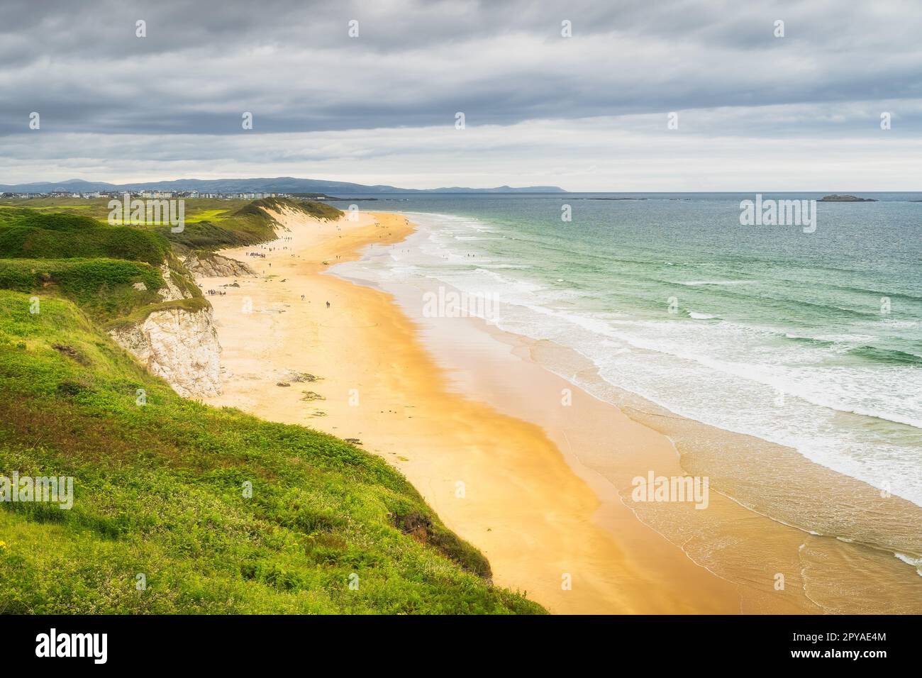 Les gens marchent sur la plage de White Rocks et nagent dans la mer, Irlande du Nord Banque D'Images