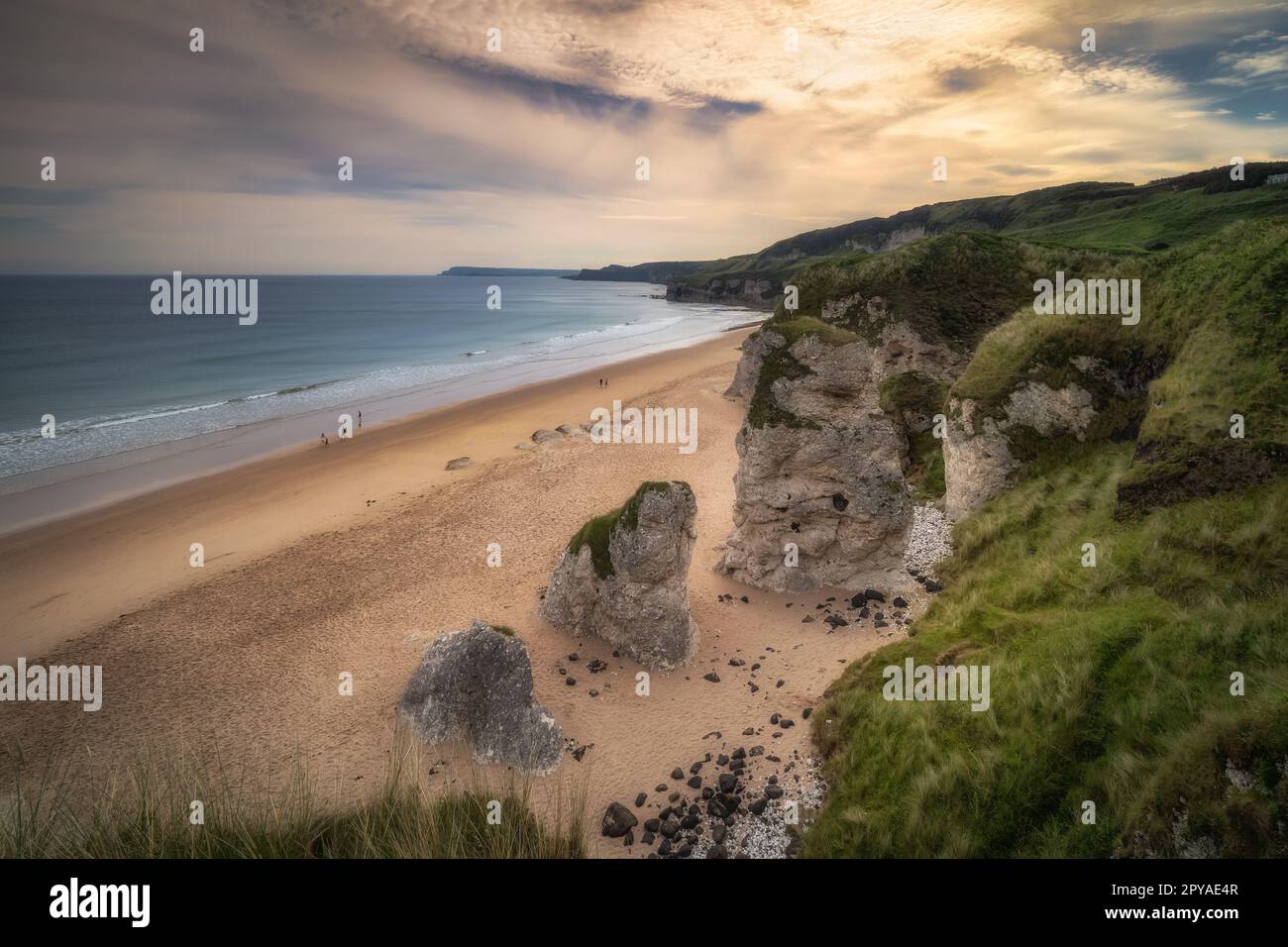 Les gens marchent sur White Rocks Beach avec des formations rocheuses calcaires, Irlande du Nord Banque D'Images