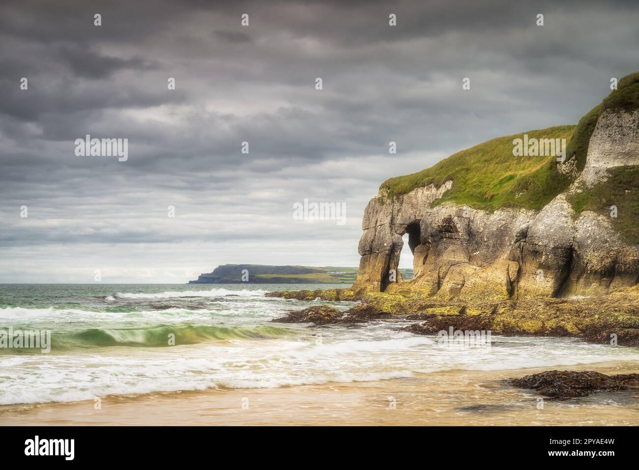 Vagues et formations rocheuses calcaires sur White Rocks Beach, Irlande du Nord Banque D'Images