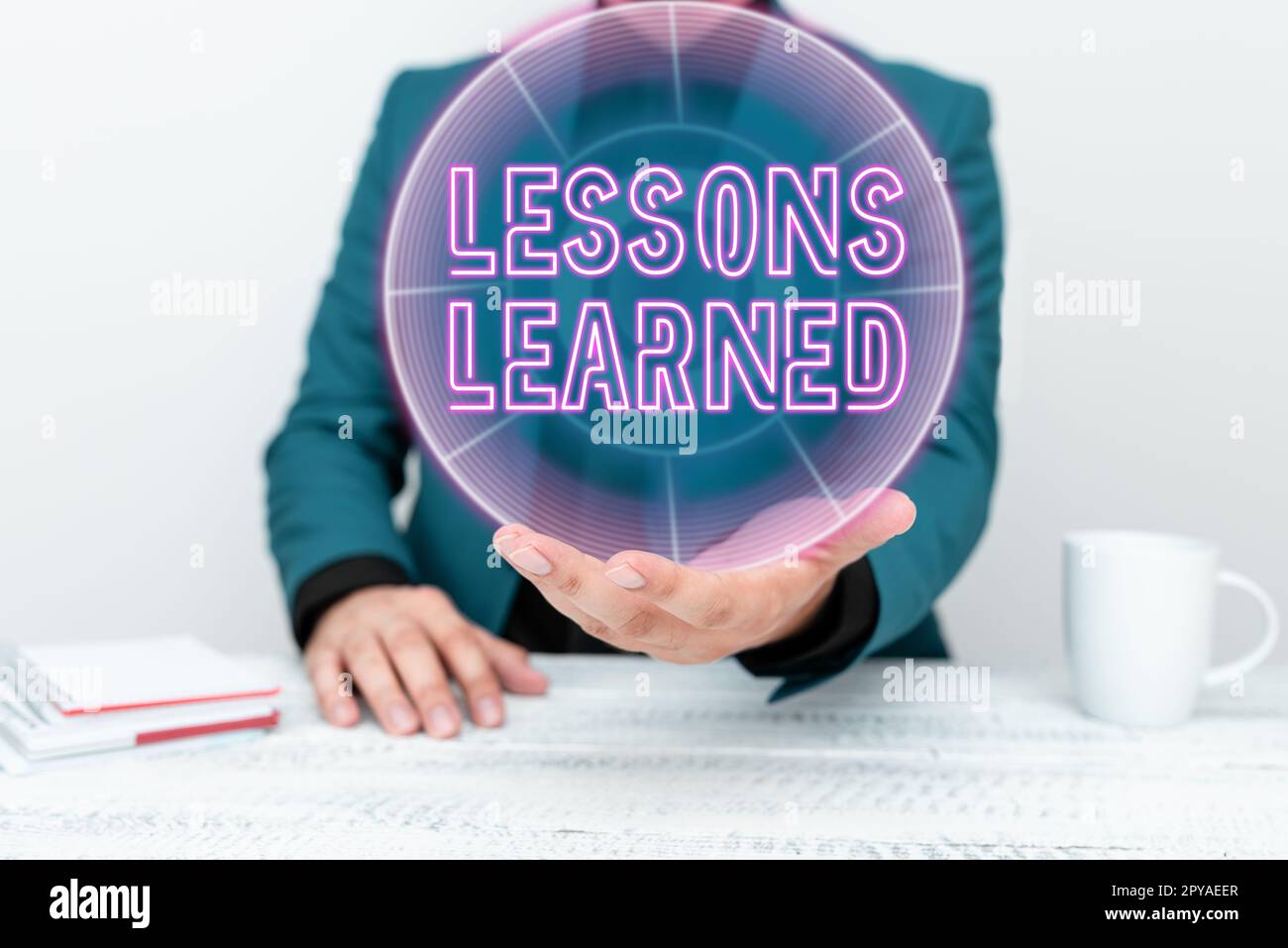 Inspiration montrant le signe leçons apprises. Concept Internet promouvoir le partage et l'utilisation des connaissances issues de l'expérience Banque D'Images