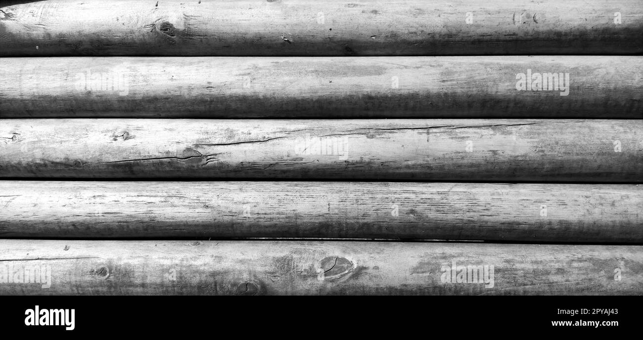 Le fond en bois fait partie d'une cabane en rondins. Texture du bois. Image monochrome, noir et blanc. Banque D'Images