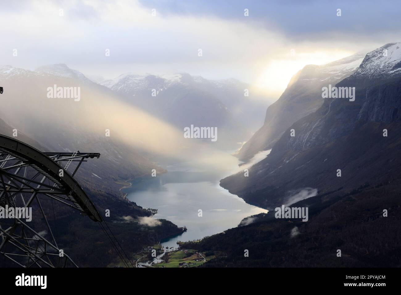 Vue sur l'Innvikfjorden près de Loen en en Norvège. Le paysage se reflète dans l'eau Banque D'Images