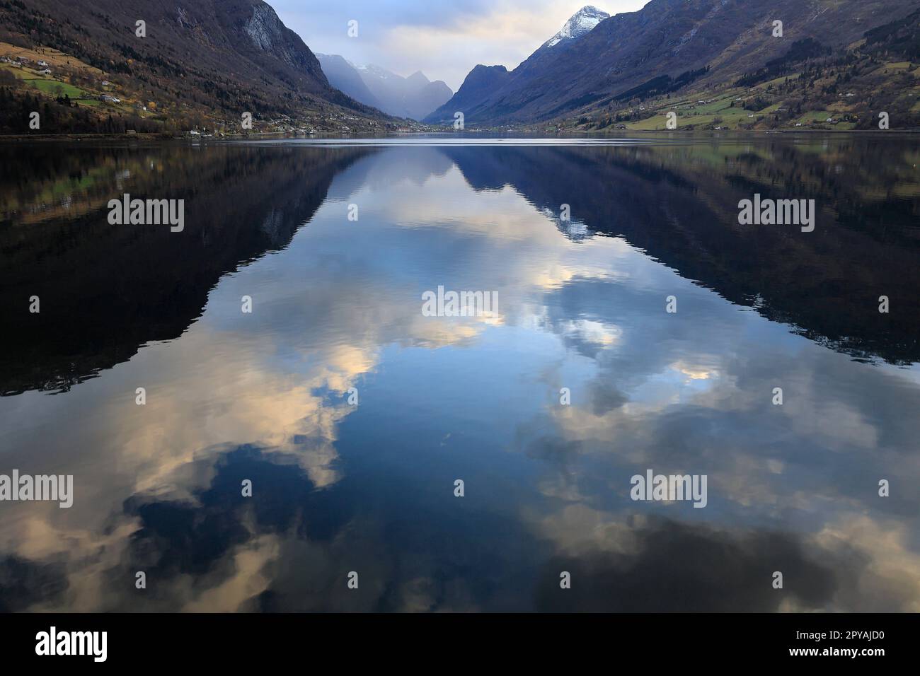 Vue sur l'Innvikfjorden près de Loen en en Norvège. Le paysage se reflète dans l'eau Banque D'Images