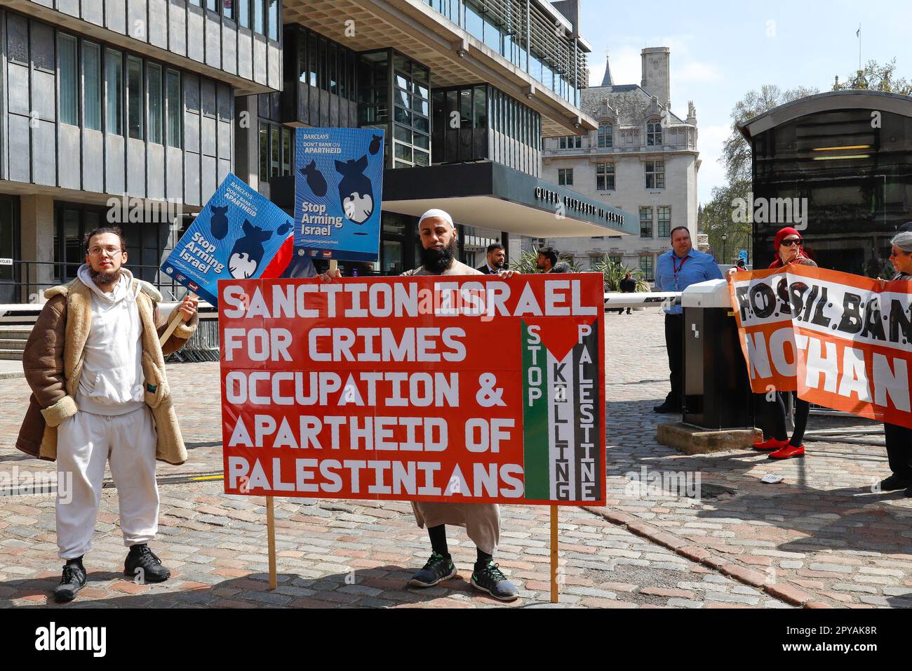 Londres, Angleterre, Royaume-Uni 3rd mai 2023 des manifestants issus d'un mélange de groupes de défense du climat et des droits de l'homme, dont la rébellion d'extinction, Fossil Free London et Free Palestine, perturbent l'AGA de Barclays. Les membres du Climate Choir sont entrés dans l'AGA où ils ont tenu des procès, tandis que les manifestants habillés comme Batman et le Joker ont tenu des banderoles à l'extérieur. Banque D'Images