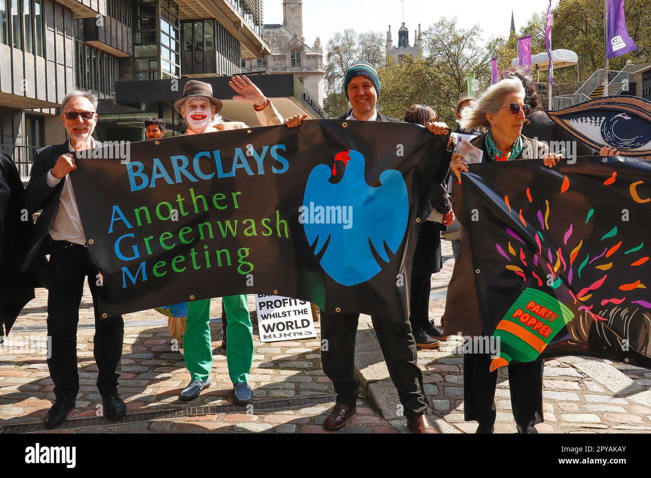 Londres, Angleterre, Royaume-Uni 3rd mai 2023 des manifestants issus d'un mélange de groupes de défense du climat et des droits de l'homme, dont la rébellion d'extinction, Fossil Free London et Free Palestine, perturbent l'AGA de Barclays. Les membres du Climate Choir sont entrés dans l'AGA où ils ont tenu des procès, tandis que les manifestants habillés comme Batman et le Joker ont tenu des banderoles à l'extérieur. Banque D'Images