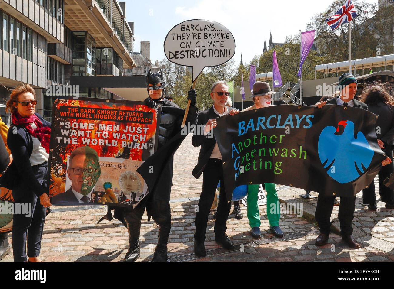 Londres, Angleterre, Royaume-Uni 3rd mai 2023 des manifestants issus d'un mélange de groupes de défense du climat et des droits de l'homme, dont la rébellion d'extinction, Fossil Free London et Free Palestine, perturbent l'AGA de Barclays. Les membres du Climate Choir sont entrés dans l'AGA où ils ont tenu des procès, tandis que les manifestants habillés comme Batman et le Joker ont tenu des banderoles à l'extérieur. Banque D'Images