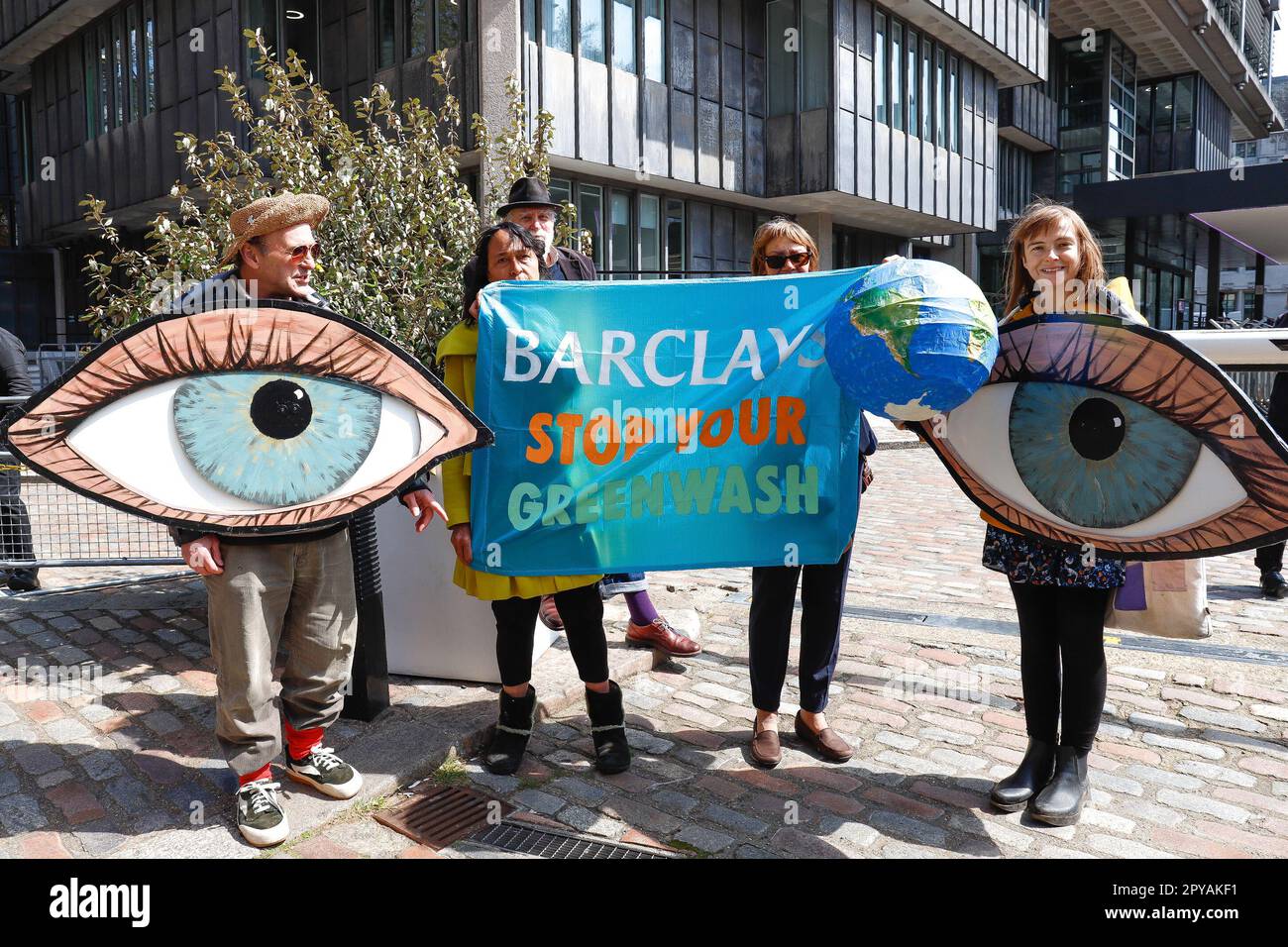 Londres, Angleterre, Royaume-Uni 3rd mai 2023 des manifestants issus d'un mélange de groupes de défense du climat et des droits de l'homme, dont la rébellion d'extinction, Fossil Free London et Free Palestine, perturbent l'AGA de Barclays. Les membres du Climate Choir sont entrés dans l'AGA où ils ont tenu des procès, tandis que les manifestants habillés comme Batman et le Joker ont tenu des banderoles à l'extérieur. Banque D'Images