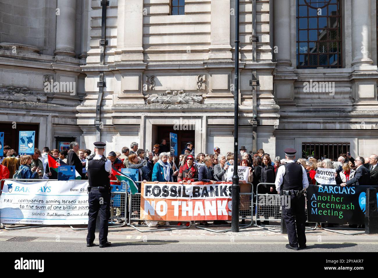 Londres, Angleterre, Royaume-Uni 3rd mai 2023 des manifestants issus d'un mélange de groupes de défense du climat et des droits de l'homme, dont la rébellion d'extinction, Fossil Free London et Free Palestine, perturbent l'AGA de Barclays. Les membres du Climate Choir sont entrés dans l'AGA où ils ont tenu des procès, tandis que les manifestants habillés comme Batman et le Joker ont tenu des banderoles à l'extérieur. Banque D'Images