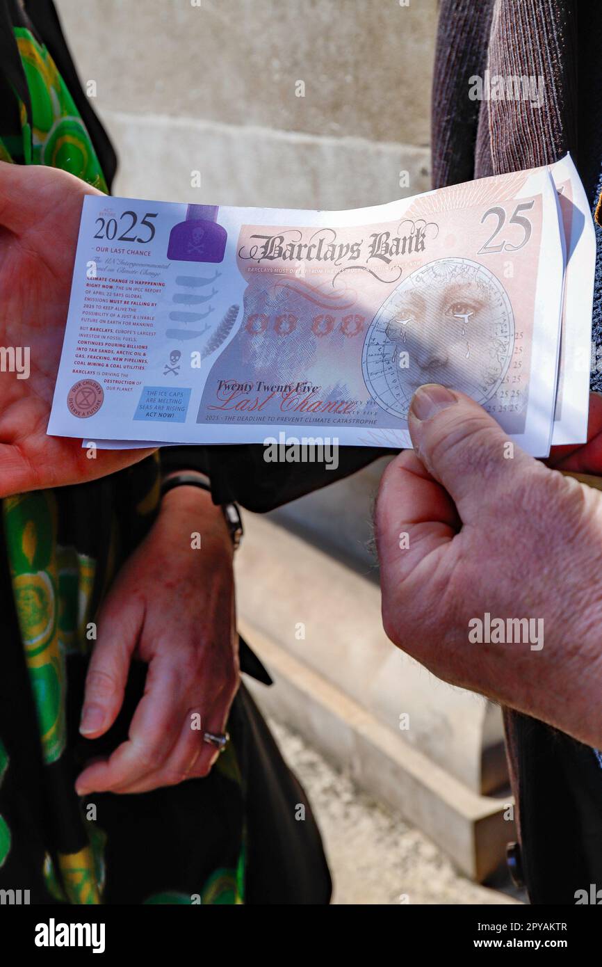 Londres, Angleterre, Royaume-Uni 3rd mai 2023 des manifestants issus d'un mélange de groupes de défense du climat et des droits de l'homme, dont la rébellion d'extinction, Fossil Free London et Free Palestine, perturbent l'AGA de Barclays. Les membres du Climate Choir sont entrés dans l'AGA où ils ont tenu des procès, tandis que les manifestants habillés comme Batman et le Joker ont tenu des banderoles à l'extérieur. Banque D'Images
